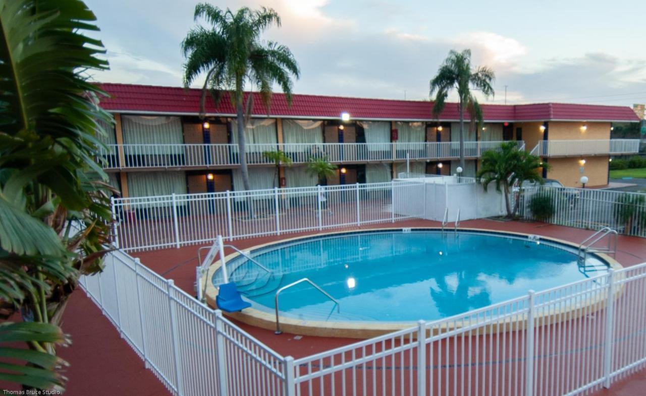 Express Inn & Suites - 5 Miles From St Petersburg Clearwater Airport Exterior foto